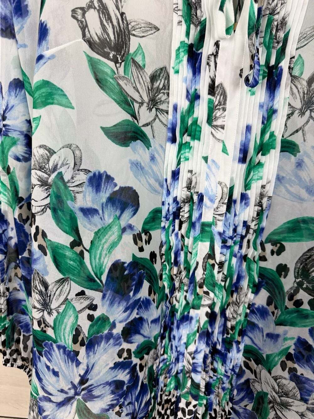 White House Black Market Floral & Leopard Print Pleated Blouse Size 14 - Picture 3 of 7